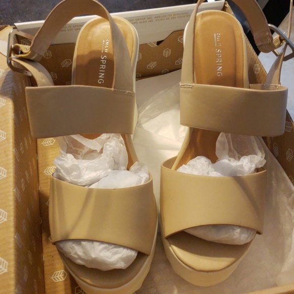 Womens wedges/ $firm - Picture 2 of 7